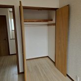 ２階洋室クローゼット☆ポールや棚付きでとても使いやすいです♪