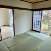 １階和室６帖☆来客用や寝室に丁度良い広さで、庭の花や木を眺めてのんびり季節を感じて下さい♪(寝室)