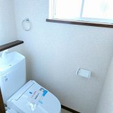 １階温水洗浄暖房便座☆窓が付いているので明るく、昼間の電気の節約にもなります♪
