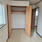 ２階洋室クローゼット☆ポールや棚付きでとても使いやすいです♪