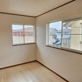 ２階洋室５．５帖☆２面彩光で日当たりや風通しが良いお部屋です♪(寝室)