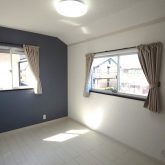 ２階洋室５帖☆照明器具、カーテン付きです♪(子供部屋)