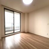 採光もとれて眺望、通風もバッチリのバルコニーに面したお部屋です♪(寝室)