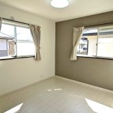 2階洋室5.3帖☆照明器具、カーテン付きです♪(子供部屋)