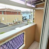 ２階バルコニー☆急な雨の日も安心な屋根付きです♪